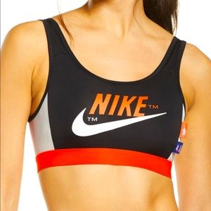NIKE WOMEN’S SWOOSH ICON CLASH SPORTS BRA - L
